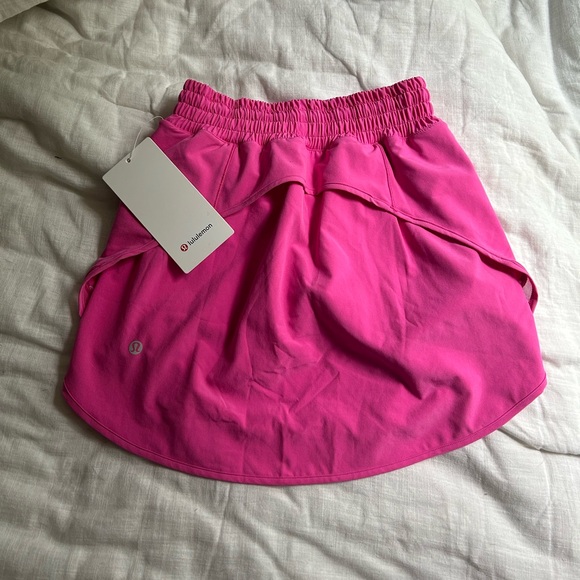 Brand New Lululemon Women’s Sonic Pink Hotty Hot HR Skirt - Picture 3 of 4